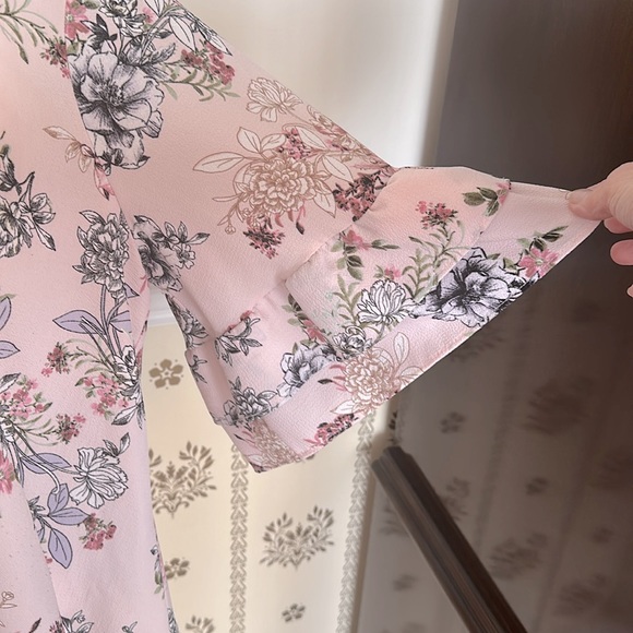 Urban Romantics Pink Blush Floral Flowy Blouse M Tiered Bell Sleeves Keyhole - Picture 3 of 9
